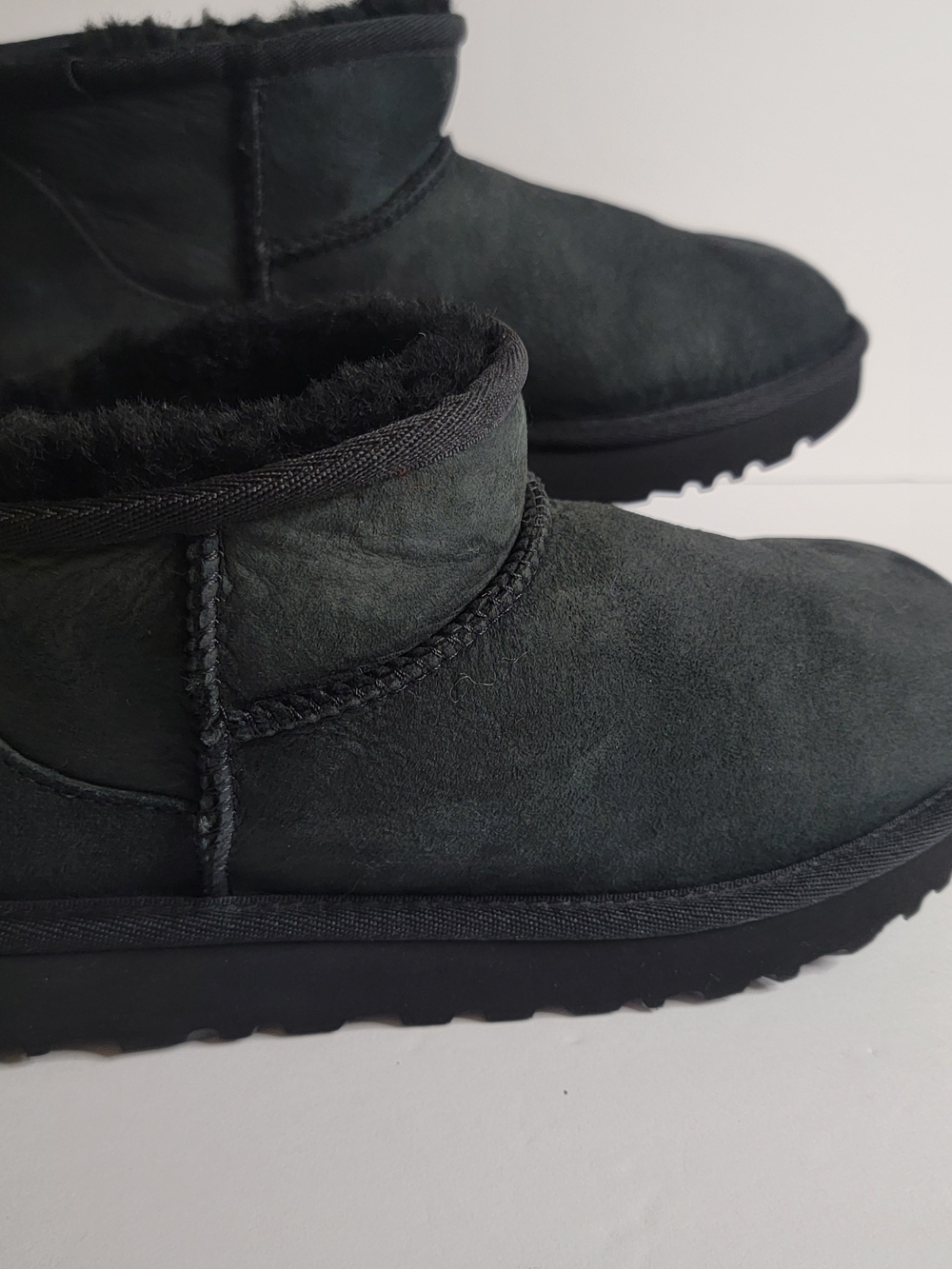 UGG Women's Clasic Mini Ankle Boots. Sheep Skin. Size 8